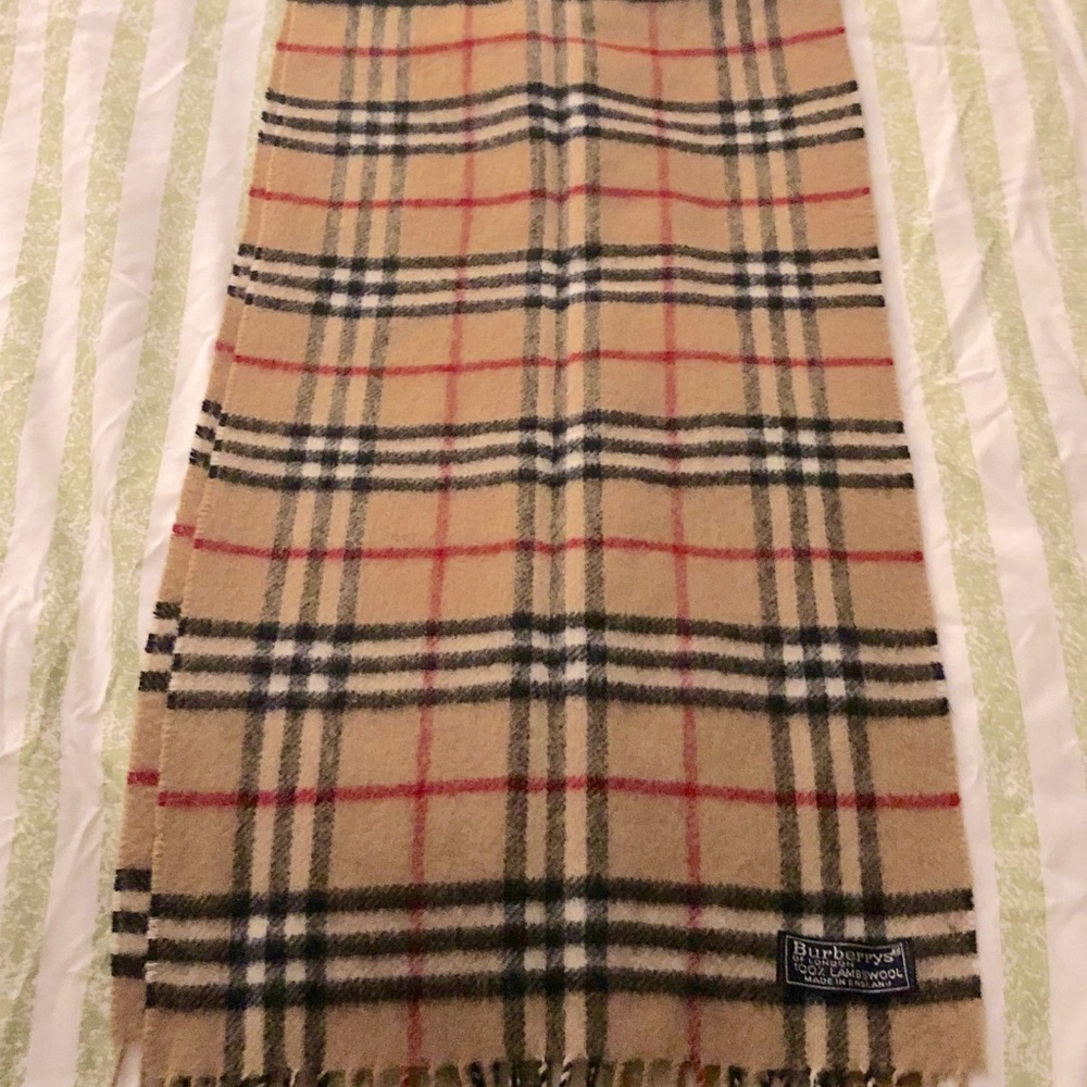 Burberry’s of London 100% lambs wool scarf - Picture 6 of 7